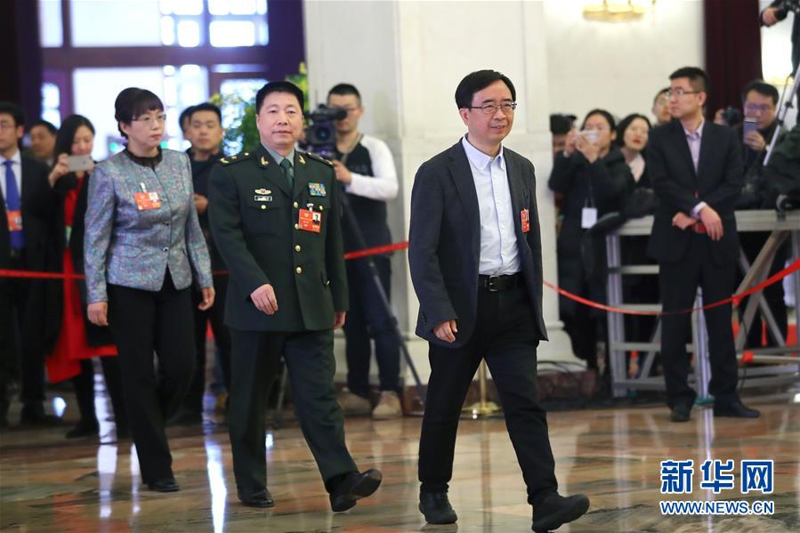 （兩會(huì)&middot;政協(xié)開幕）（7）全國政協(xié)委員接受采訪