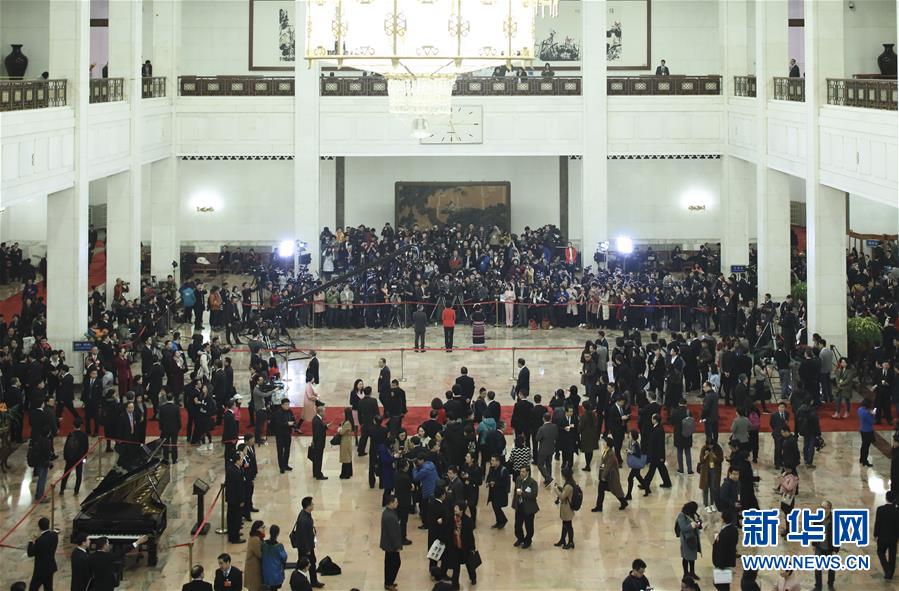 （兩會(huì)&middot;政協(xié)開(kāi)幕）（17）全國(guó)政協(xié)委員接受采訪