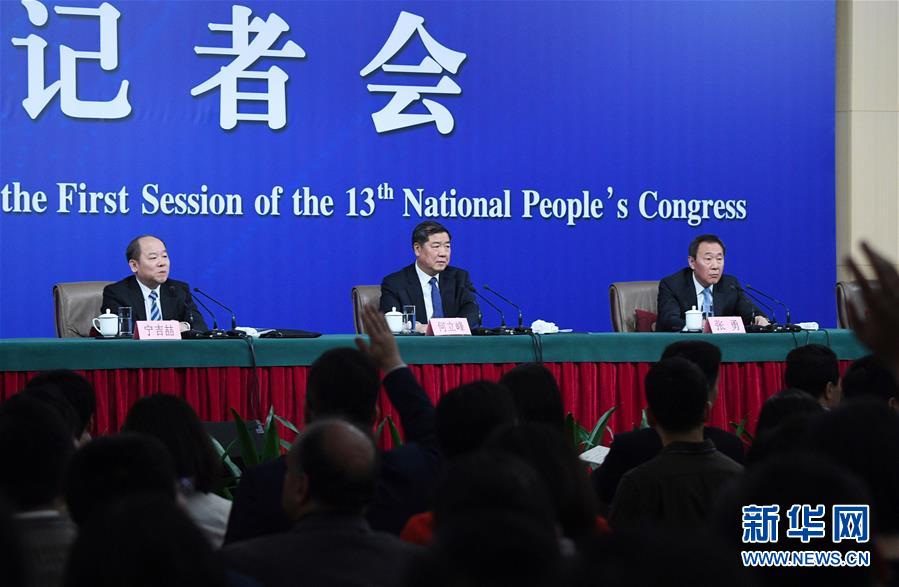 （兩會(huì)&middot;XHDW）（3）國(guó)家發(fā)改委主任何立峰等就&ldquo;創(chuàng)新和完善宏觀調(diào)控，推動(dòng)高質(zhì)量發(fā)展&rdquo;答記者問(wèn)