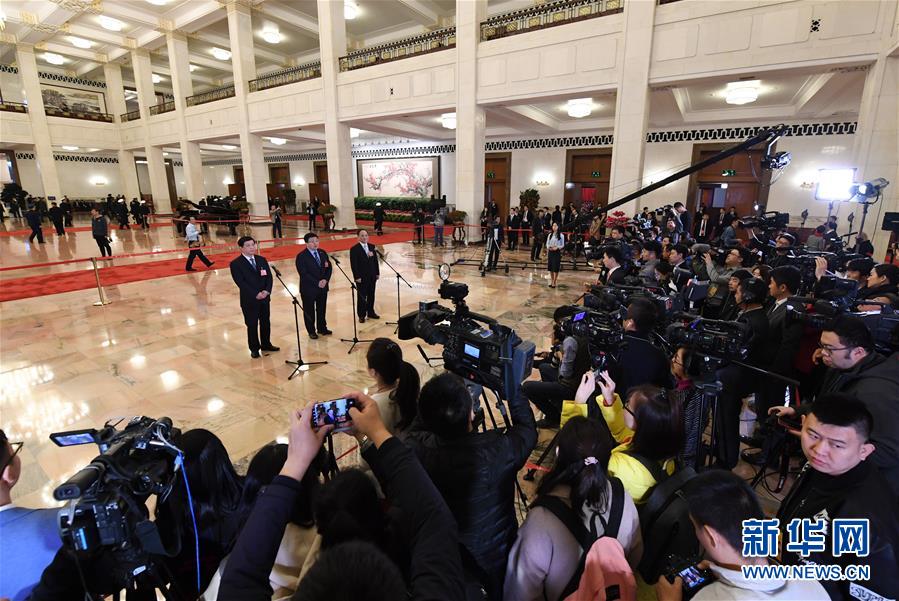 （兩會(huì)）（13）全國人大代表接受采訪