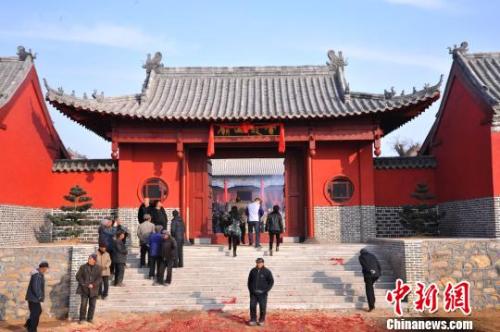 資料圖：元旦小長假期間，威海南海新區(qū)云龍山上舉辦新年廟會。　劉昌勇 攝