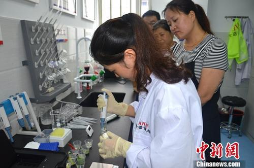 資料圖：工作人員根據(jù)消費(fèi)者要求現(xiàn)場(chǎng)檢驗(yàn)，共筑食品安全。<a target='_blank' ><p  align=