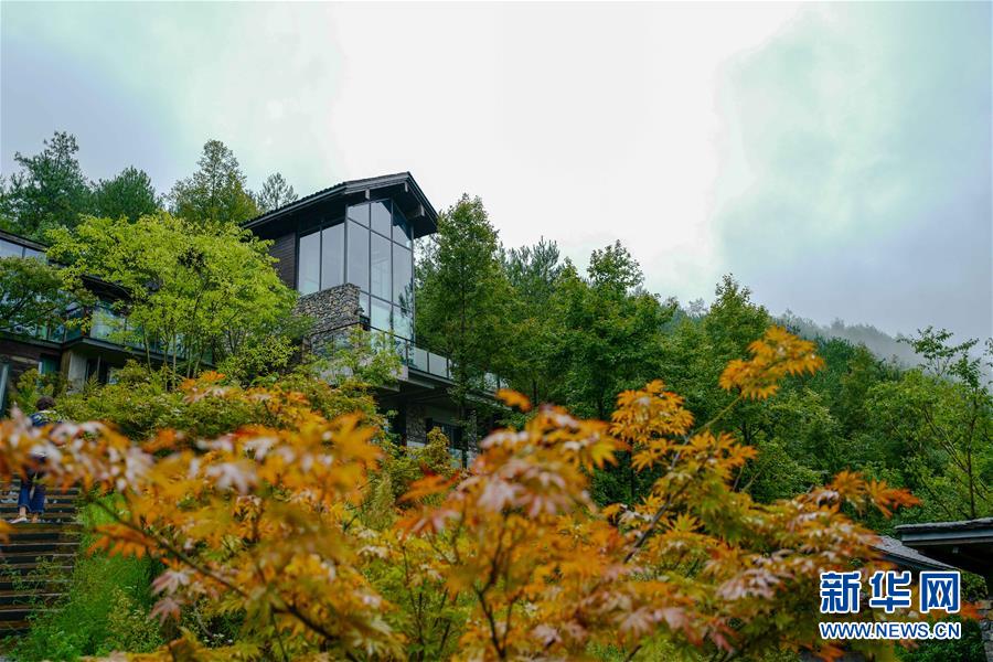 （在習(xí)近平新時(shí)代中國特色社會(huì)主義思想指引下&mdash;&mdash;新時(shí)代新作為新篇章&middot;鄉(xiāng)村振興戰(zhàn)略&middot;圖文互動(dòng)）（1）掙脫&ldquo;富饒的貧困&rdquo;&mdash;&mdash;一個(gè)西部貧困區(qū)縣綠色發(fā)展之變 