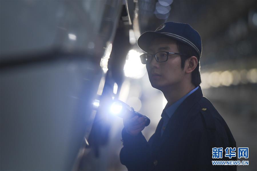 (圖文互動(dòng))(1)地震少年李長(zhǎng)安的首次春運(yùn)