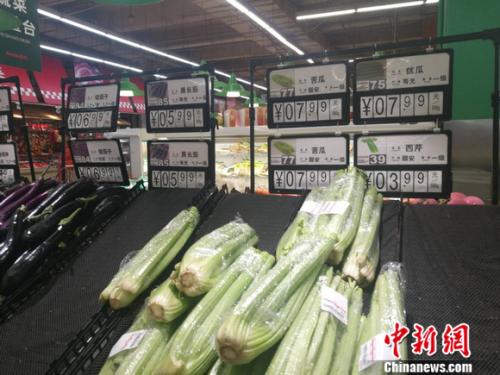 圖為超市里的蔬菜攤。正值晚間，一些菜已被人們買空。 謝藝觀 攝