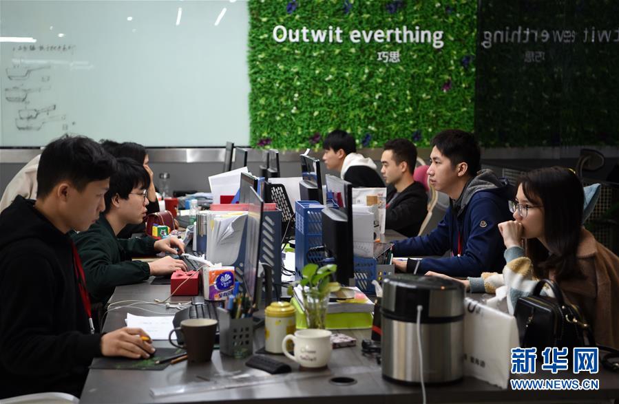 （在習(xí)近平新時(shí)代中國特色社會(huì)主義思想指引下&middot;將改革開放進(jìn)行到底&middot;強(qiáng)國之基）（新華全媒頭條&middot;圖文互動(dòng)）（1）奮斗不停步 改革再出發(fā)&mdash;&mdash;&ldquo;四個(gè)自信&rdquo;筑牢強(qiáng)國之基