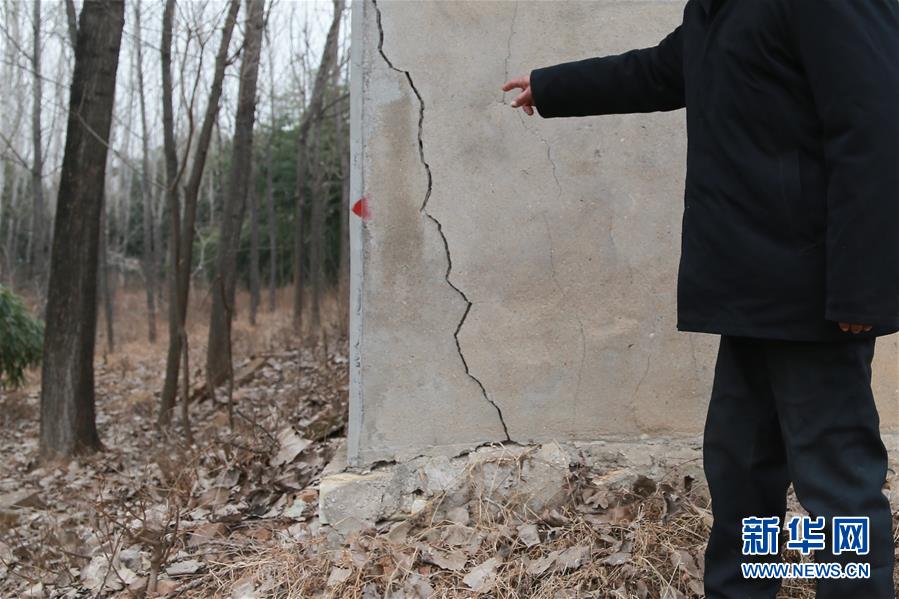 （新華視點(diǎn)&middot;圖文互動）（3）挖掘作業(yè)距漢墓中心僅20米，村民住房出現(xiàn)裂縫&hellip;&hellip;&ldquo;造地&rdquo;如何變挖山？