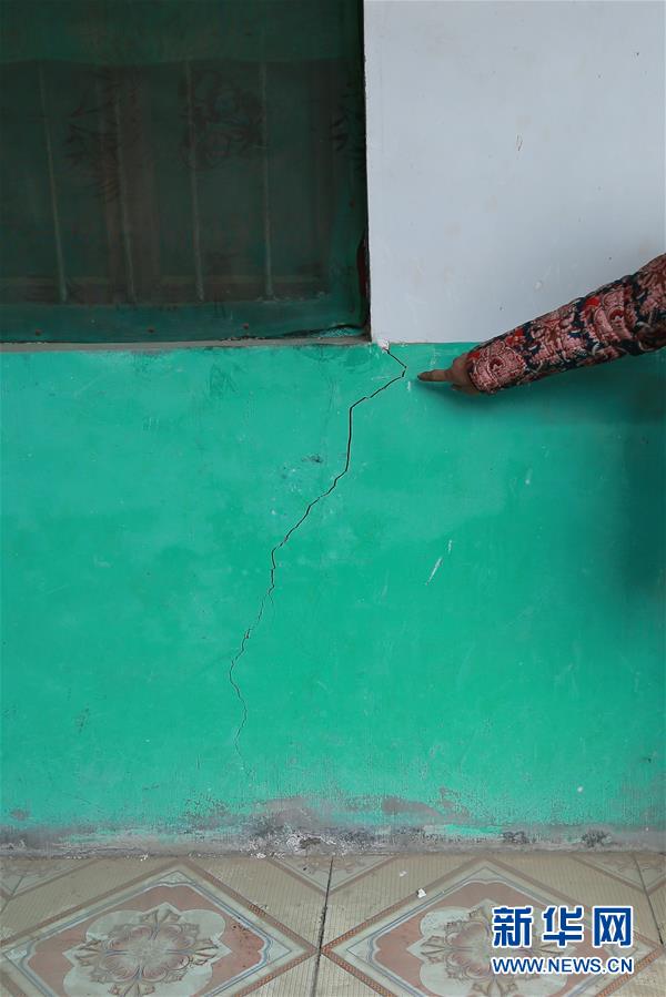 （新華視點(diǎn)&middot;圖文互動）（4）挖掘作業(yè)距漢墓中心僅20米，村民住房出現(xiàn)裂縫&hellip;&hellip;&ldquo;造地&rdquo;如何變挖山？