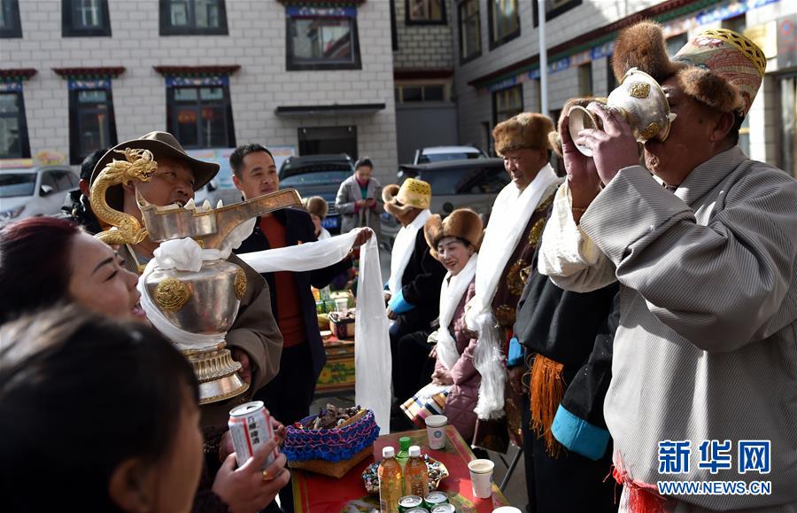 （兩會(huì)前夕看落實(shí)&middot;圖文互動(dòng)）（4）格?；ㄩ_ 幸福路寬&mdash;&mdash;西藏落實(shí)習(xí)近平總書記全國(guó)兩會(huì)重要講話精神紀(jì)實(shí)