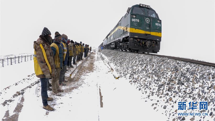 (新華全媒頭條·圖文互動(dòng))(8)他們是比鋼鐵還硬的漢子——天路之巔看不見的“軌枕”