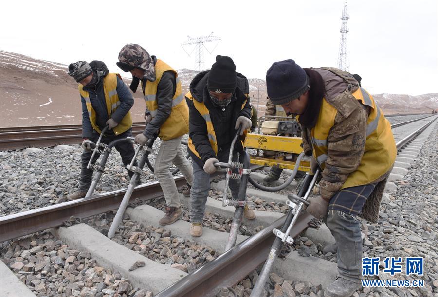 (新華全媒頭條·圖文互動(dòng))(3)他們是比鋼鐵還硬的漢子——天路之巔看不見的“軌枕”