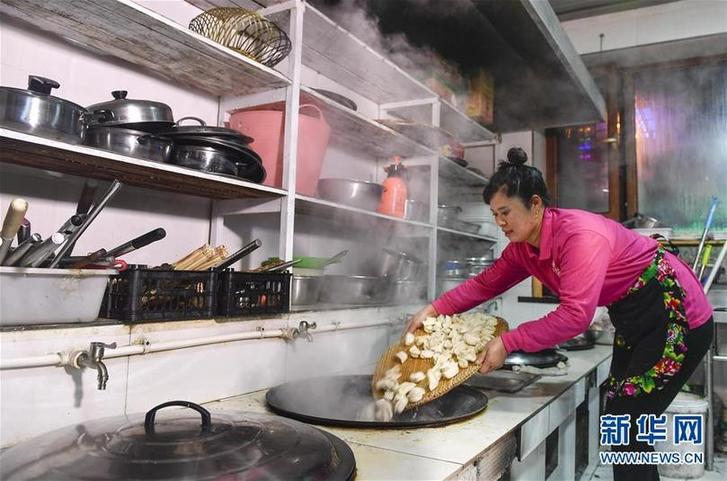 （在習(xí)近平新時代中國特色社會主義思想指引下&mdash;&mdash;新時代新作為新篇章&middot;圖文互動）（6）三年，從無名小屯到聲名遠(yuǎn)播&mdash;&mdash;這個&ldquo;雪鄉(xiāng)&rdquo;是如何做到的？