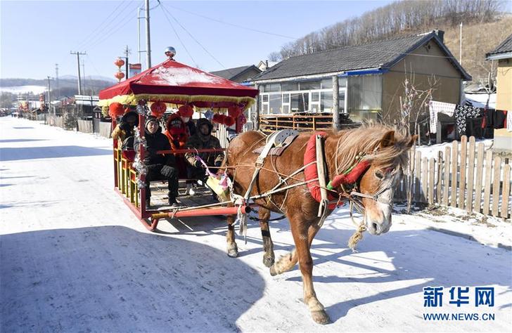 （在習(xí)近平新時代中國特色社會主義思想指引下&mdash;&mdash;新時代新作為新篇章&middot;圖文互動）（4）三年，從無名小屯到聲名遠(yuǎn)播&mdash;&mdash;這個&ldquo;雪鄉(xiāng)&rdquo;是如何做到的？