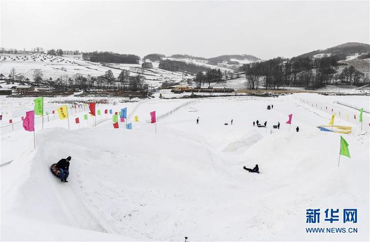 （在習(xí)近平新時代中國特色社會主義思想指引下&mdash;&mdash;新時代新作為新篇章&middot;圖文互動）（3）三年，從無名小屯到聲名遠(yuǎn)播&mdash;&mdash;這個&ldquo;雪鄉(xiāng)&rdquo;是如何做到的？