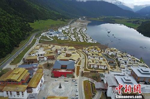 資料圖：初夏的西藏林芝魯朗小鎮(zhèn)美輪美奐。<a target='_blank' ><p  align=