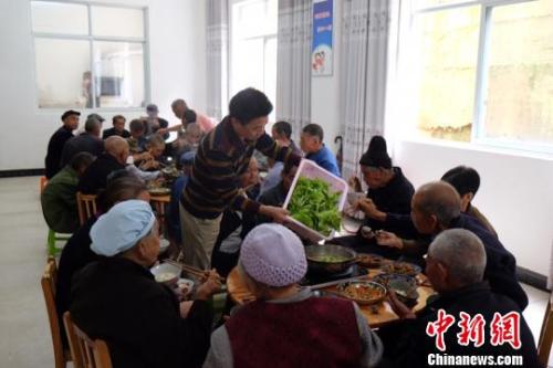 資料圖：社會福利中心吃飯的老人們。徐學(xué)練 攝。