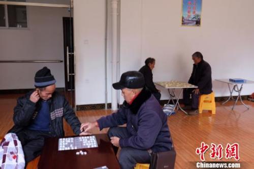 資料圖：老人們在下棋。徐學(xué)練 攝。