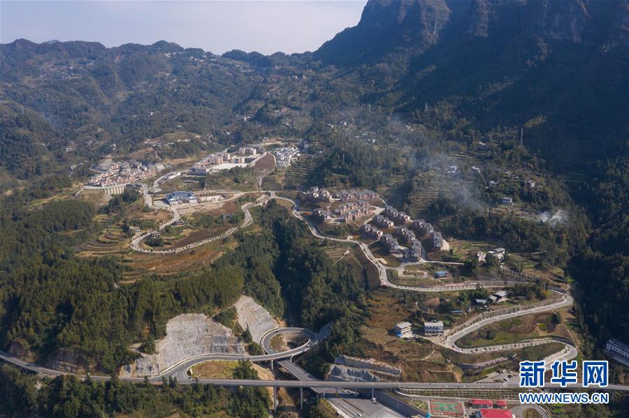 (兩會前夕看落實·圖文互動)(1)“飛針走線”“繡”出小康畫卷——四川落實習(xí)近平總書記全國兩會重要講話精神紀(jì)實
