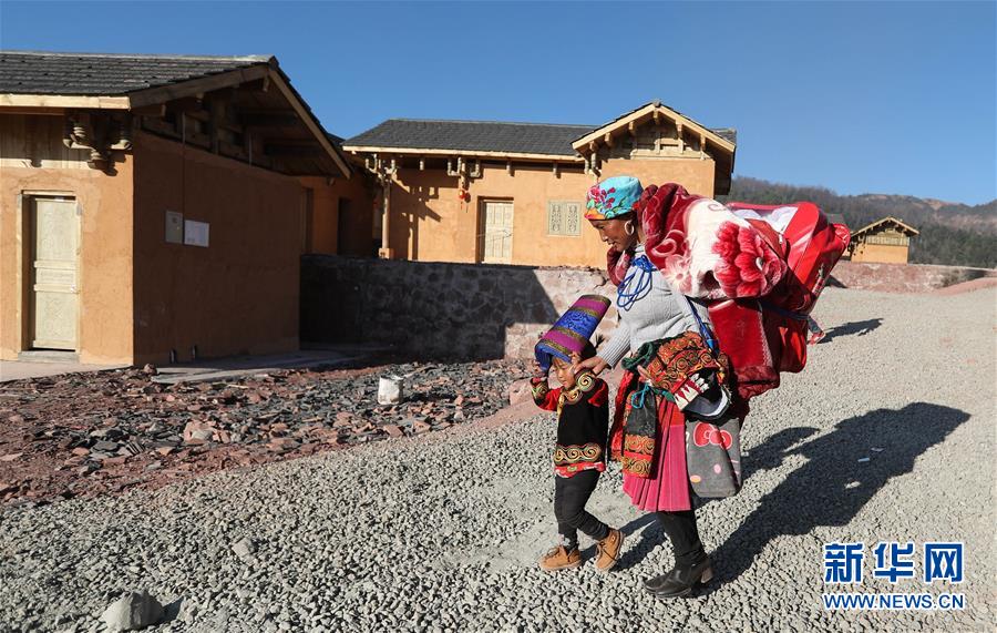 (兩會前夕看落實·圖文互動)(5)“飛針走線”“繡”出小康畫卷——四川落實習(xí)近平總書記全國兩會重要講話精神紀(jì)實