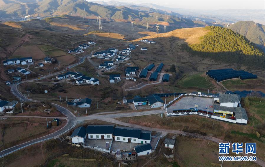 (兩會前夕看落實·圖文互動)(7)“飛針走線”“繡”出小康畫卷——四川落實習(xí)近平總書記全國兩會重要講話精神紀(jì)實