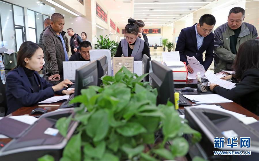 (新華全媒頭條·兩會特別報道·圖文互動)(4)抓住新機(jī)遇 贏得新優(yōu)勢——從全國兩會看奮進(jìn)中國的發(fā)展動力