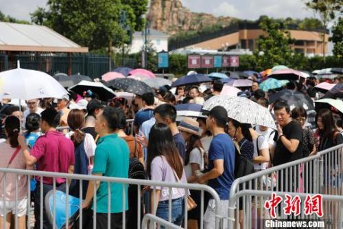 資料圖：游客排隊(duì)等待安檢。殷立勤 攝