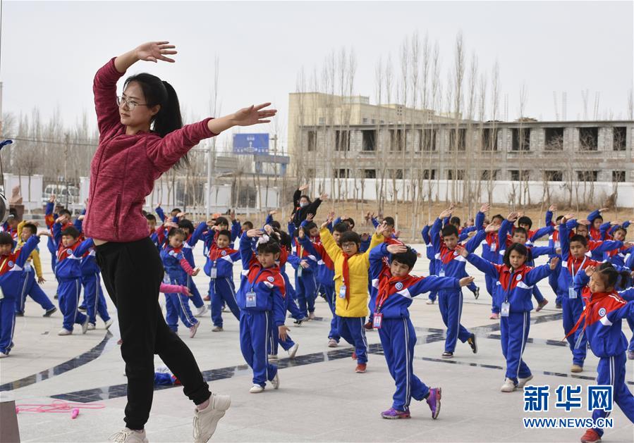 (新華全媒頭條·圖文互動(dòng))(8)大漠小城的別樣青春——記內(nèi)地青年學(xué)子扎根新疆且末教書育人