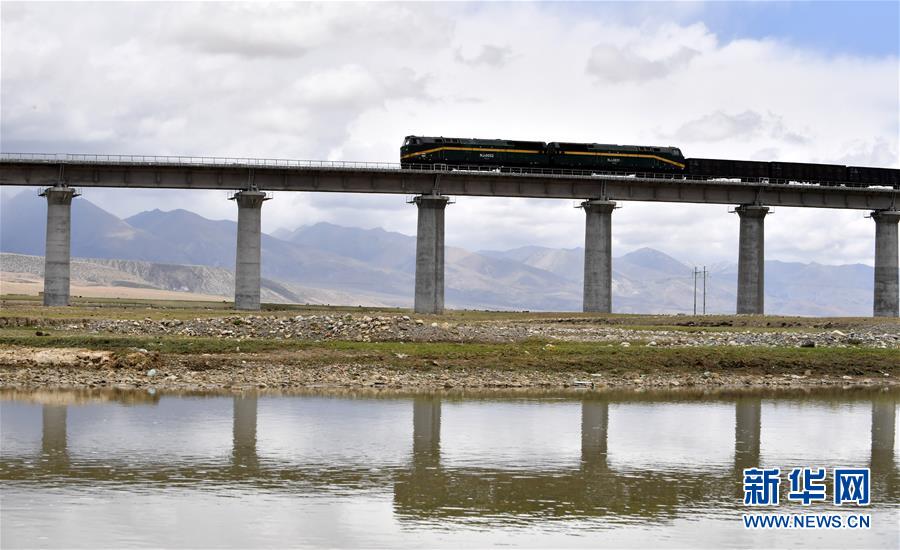 (新華全媒頭條·壯麗70年·奮斗新時(shí)代·圖文互動(dòng))(16)開拓雪域高原的夢(mèng)想之路——來自青藏鐵路的蹲點(diǎn)報(bào)告