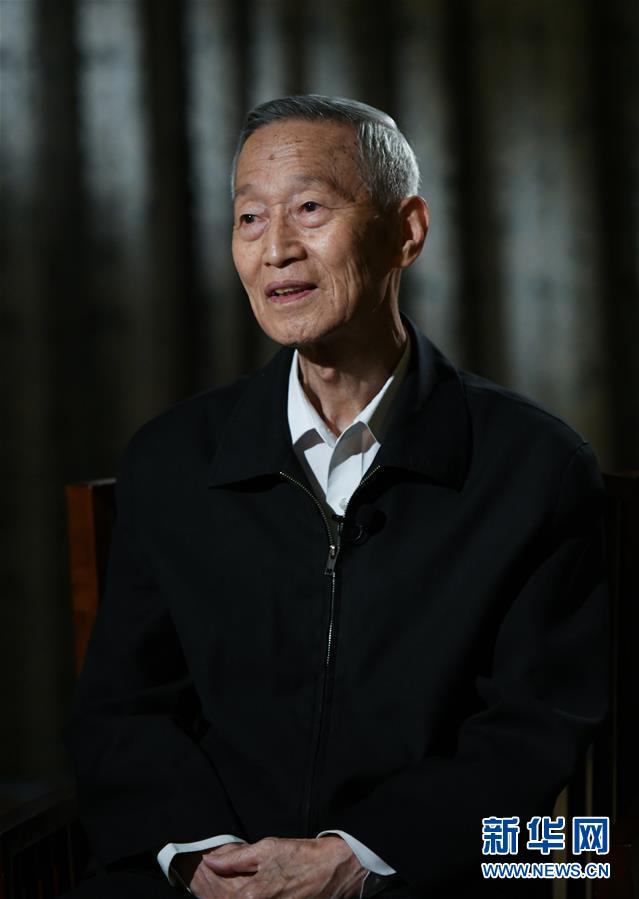 (新華全媒頭條·時(shí)代先鋒·圖文互動(dòng))(1)傳奇的英雄 無(wú)悔的忠誠(chéng)——記刑偵痕跡檢驗(yàn)專家崔道植