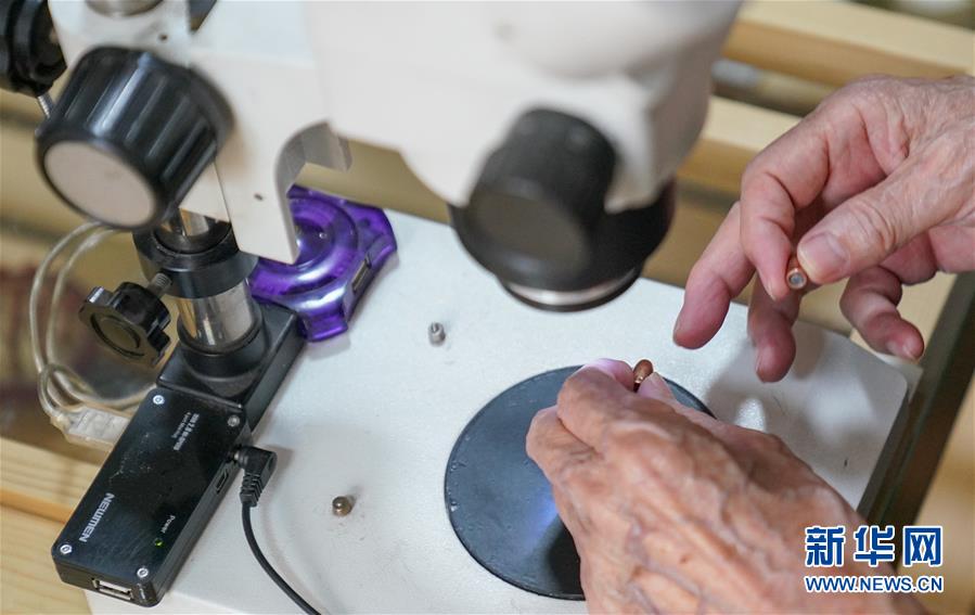 (新華全媒頭條·時(shí)代先鋒·圖文互動(dòng))(7)傳奇的英雄 無(wú)悔的忠誠(chéng)——記刑偵痕跡檢驗(yàn)專家崔道植