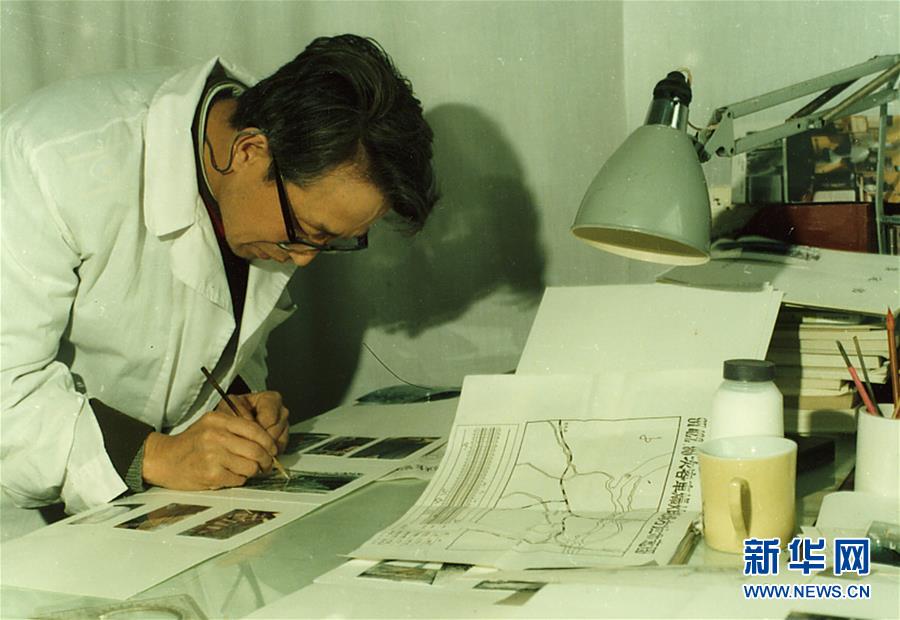 (新華全媒頭條·時(shí)代先鋒·圖文互動(dòng))(11)傳奇的英雄 無(wú)悔的忠誠(chéng)——記刑偵痕跡檢驗(yàn)專家崔道植