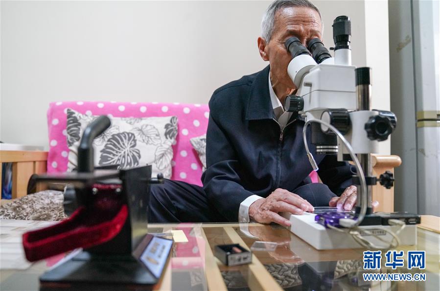 （新華全媒頭條&middot;時(shí)代先鋒&middot;圖文互動(dòng)）（6）傳奇的英雄 無(wú)悔的忠誠(chéng)&mdash;&mdash;記刑偵痕跡檢驗(yàn)專家崔道植