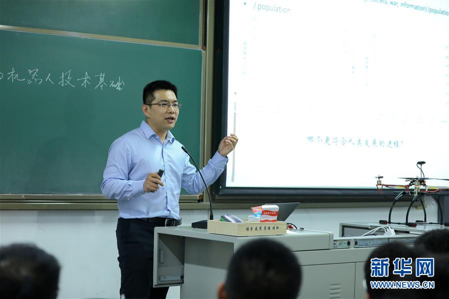 （圖文互動(dòng)）（1）心懷藍(lán)天　逐夢(mèng)云霄&mdash;&mdash;記天津大學(xué)教授、一飛智控創(chuàng)始人齊俊桐