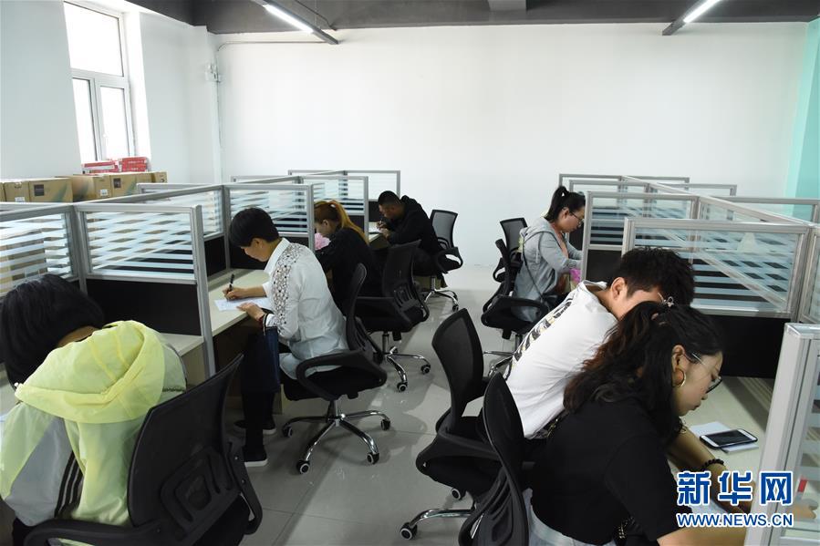 (在習近平新時代中國特色社會主義思想指引下——新時代新作為新篇章·圖文互動)(4)生長在“云”上的“小鎮(zhèn)青年”——東北偏遠小城發(fā)展新興產(chǎn)業(yè)吸引年輕人回流