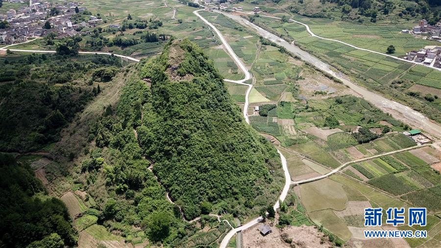 （壯麗70年&middot;奮斗新時(shí)代&mdash;&mdash;記者再走長(zhǎng)征路&middot;圖文互動(dòng)）（1）永恒祭奠：他們，倒在了第二道封鎖線上