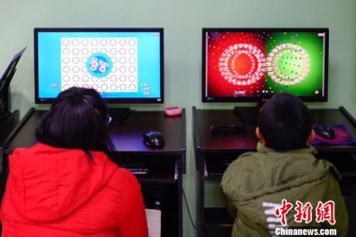 資料圖：圖為兩名兒童檢查視力。賀俊怡 攝