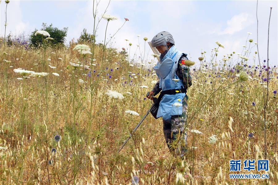 (國際·圖文互動(dòng))(2)通訊:向“時(shí)代楷模”看齊——記中國赴黎維和掃雷官兵對話杜富國