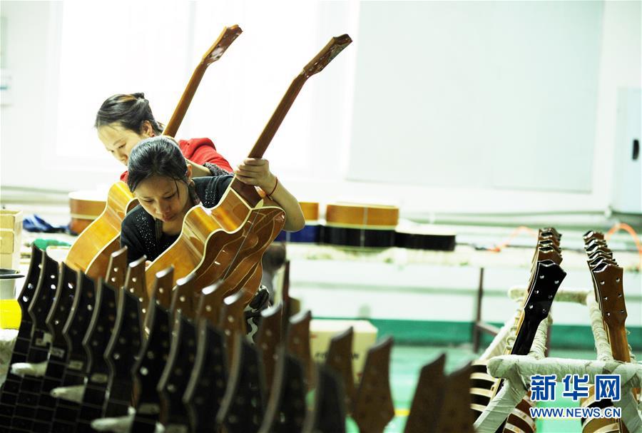 (在習(xí)近平新時代中國特色社會主義思想指引下——新時代新作為新篇章·圖文互動)(1)貴州正安:吉他奏響發(fā)展“神曲”