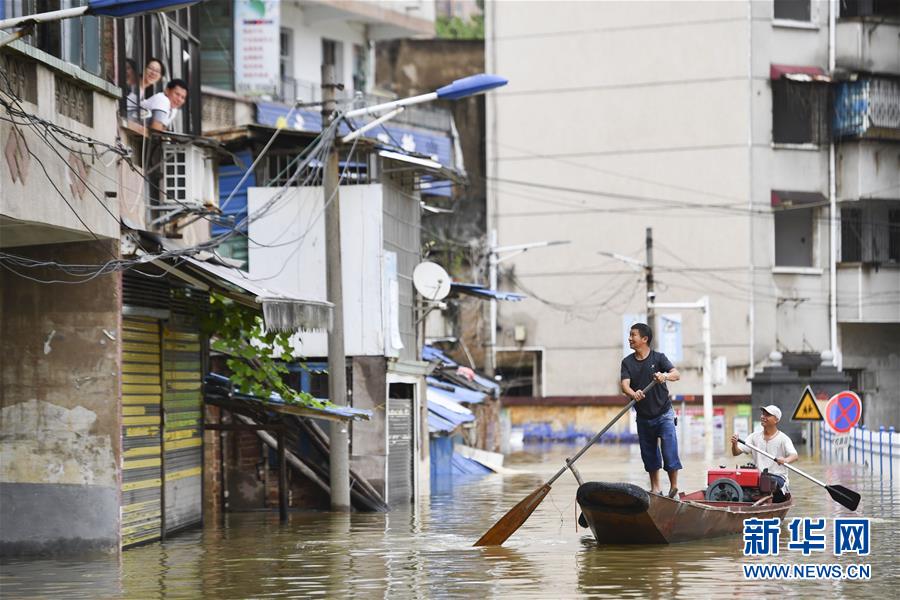 （抗洪搶險&middot;圖文互動）（1）洪水來時，那暖心的民間救援