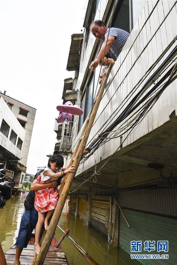 （抗洪搶險&middot;圖文互動）（2）洪水來時，那暖心的民間救援