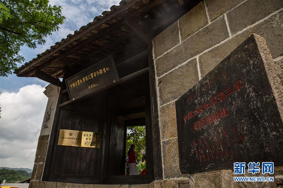 （壯麗70年&middot;奮斗新時(shí)代&mdash;&mdash;記者再走長(zhǎng)征路&middot;圖文互動(dòng)）（1）手捧棉被憶紅軍：走了那么多年，我們都念他們的好