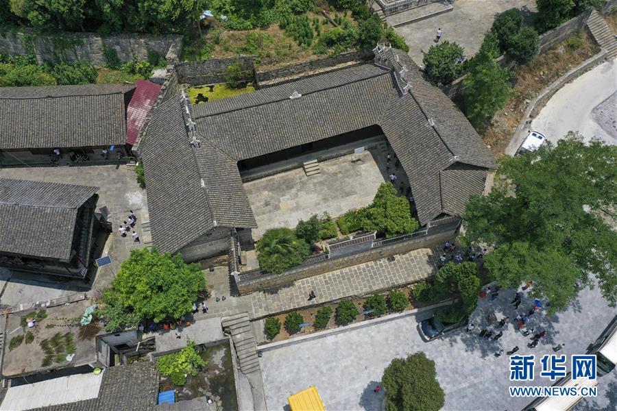 （壯麗70年&middot;奮斗新時(shí)代&mdash;&mdash;記者再走長(zhǎng)征路&middot;圖文互動(dòng)）（2）手捧棉被憶紅軍：走了那么多年，我們都念他們的好