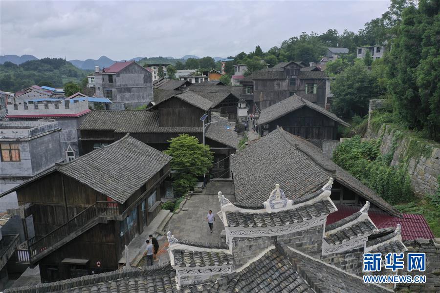 （壯麗70年&middot;奮斗新時(shí)代&mdash;&mdash;記者再走長(zhǎng)征路&middot;圖文互動(dòng)）（3）手捧棉被憶紅軍：走了那么多年，我們都念他們的好