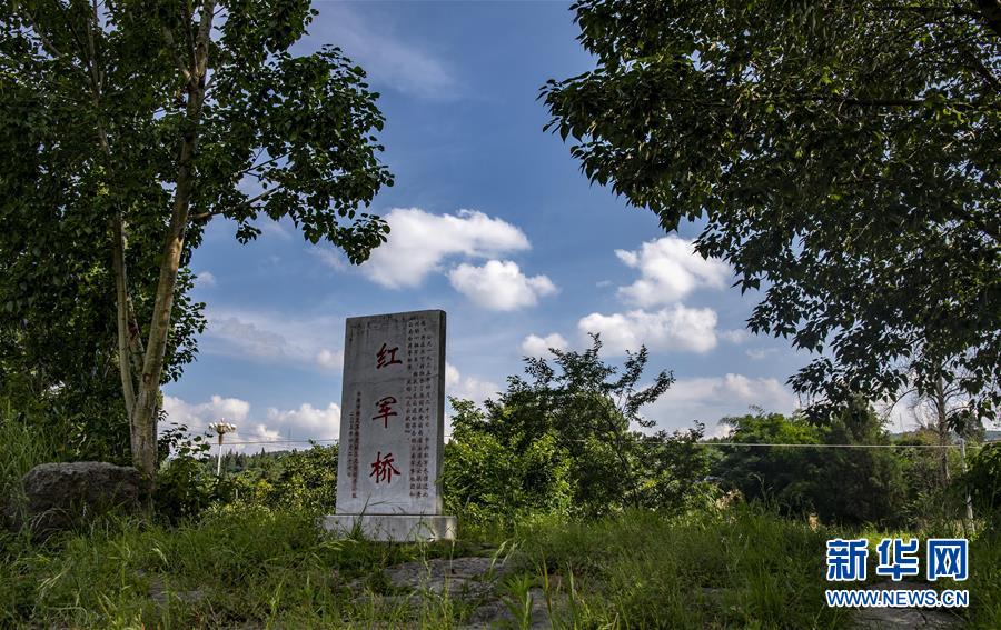 (壯麗70年·奮斗新時(shí)代——記者再走長(zhǎng)征路·圖文互動(dòng))(2)龍?jiān)?ldquo;獻(xiàn)”圖: “助力”巧渡金沙江