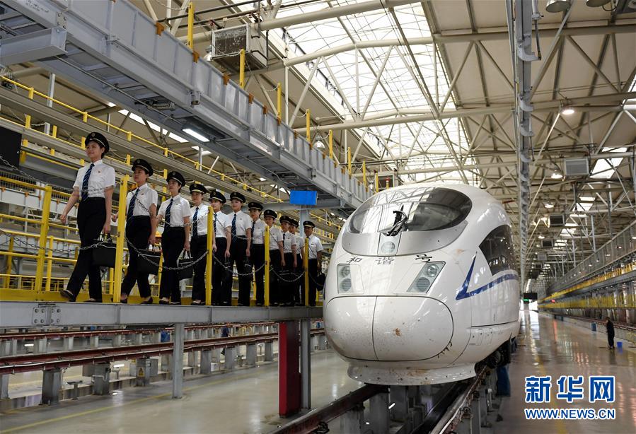 （社會(huì)）（1）國(guó)內(nèi)鐵路將迎來首批女動(dòng)車組司機(jī)