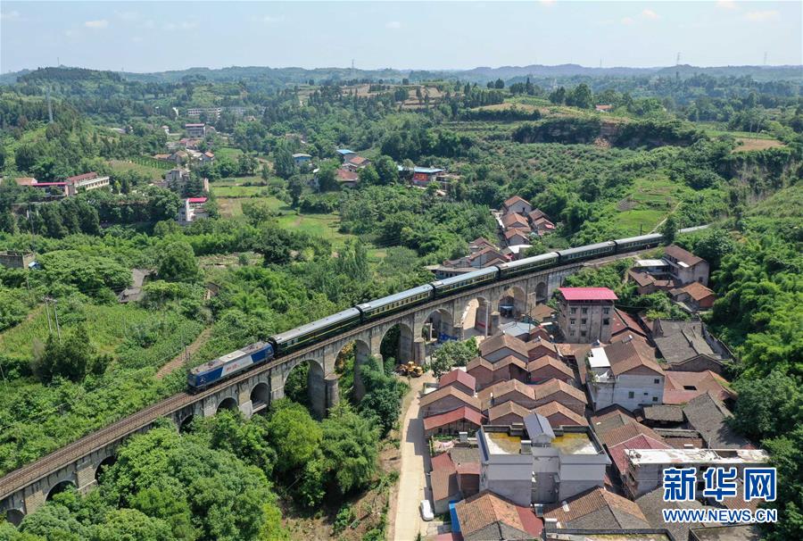 (壯麗70年·奮斗新時(shí)代——共和國(guó)發(fā)展成就巡禮·圖文互動(dòng))(3)治蜀往事激越 興川今朝豪邁——新中國(guó)成立70年四川發(fā)展巡禮