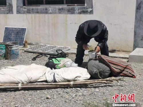 圖為黨確桑布展示以前巡邊時要帶的東西。 謝藝觀 攝