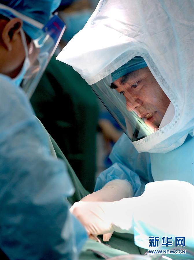 (中國網(wǎng)事·感動2019·圖文互動)(3)為艾滋病患者主刀的醫(yī)生馮秀嶺:每個生命都值得尊重