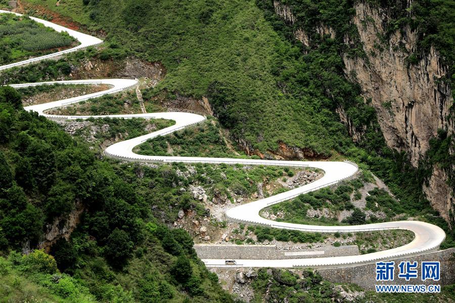 （在習近平新時代中國特色社會主義思想指引下&mdash;&mdash;新時代新作為新篇章&middot;總書記關心的百姓身邊事&middot;圖文互動）（2）&ldquo;四好農(nóng)村路&rdquo;：通向幸福，通向遠方