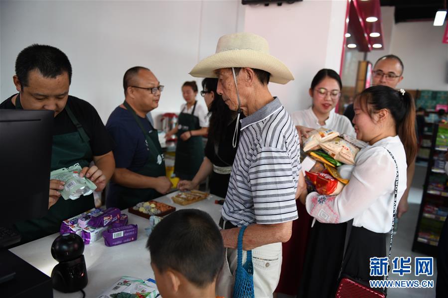 (圖文互動(dòng))(2)烏蒙山區(qū)扶貧第一書記背后的“老監(jiān)工”